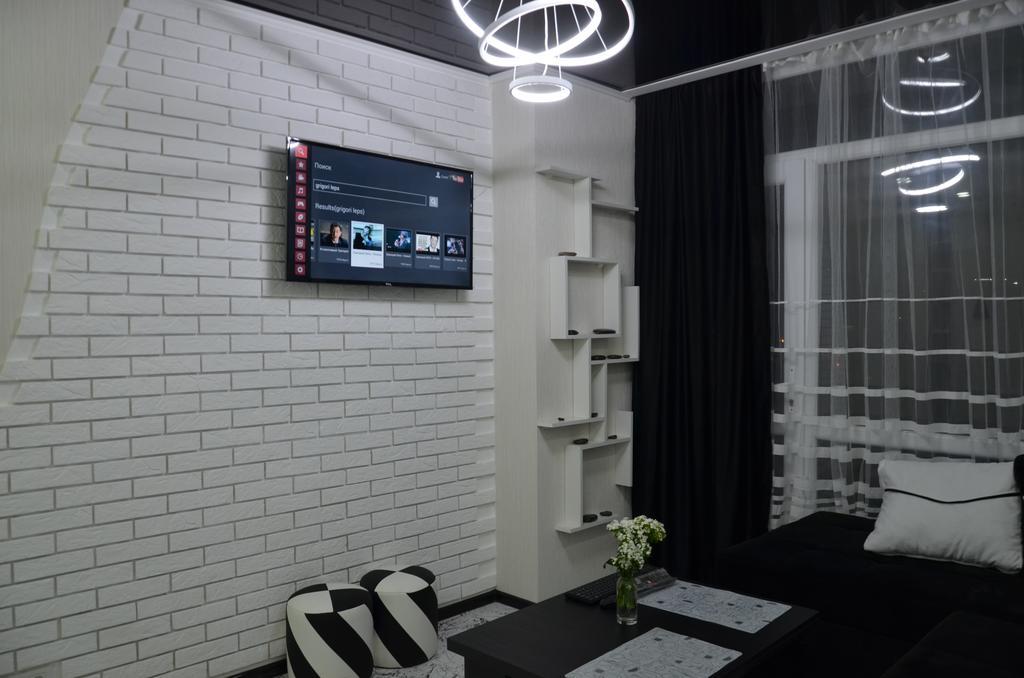 Studio "Black - White" 巴统 外观 照片