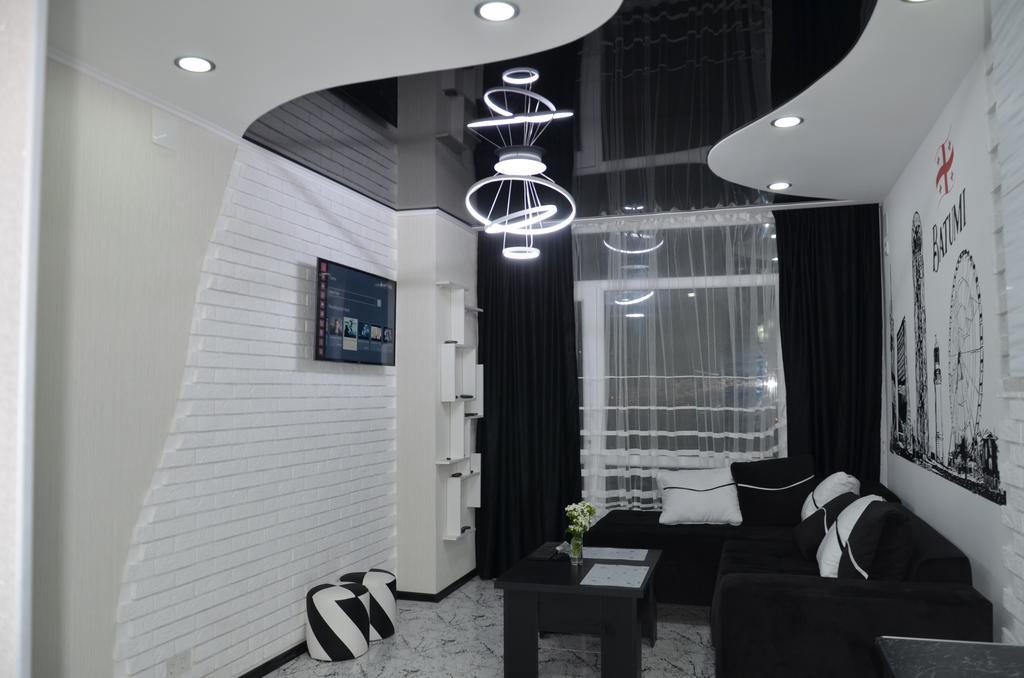 Studio "Black - White" 巴统 外观 照片